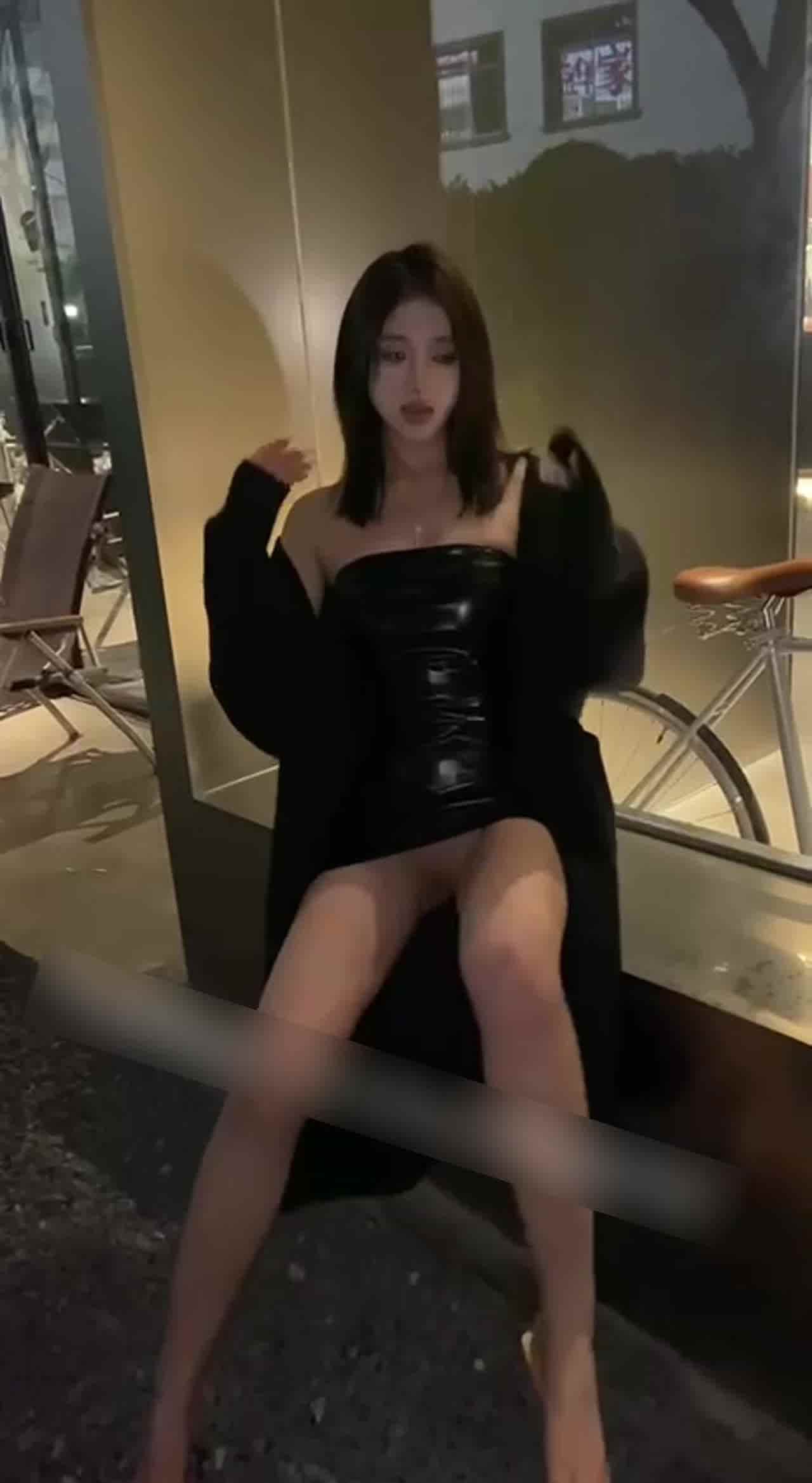  长腿名媛的户外露穴 的剧照5