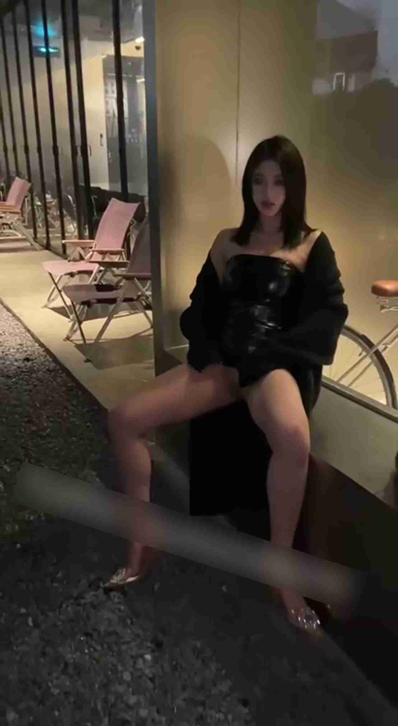  长腿名媛的户外露穴 的剧照10