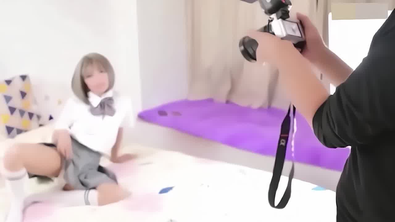  叛逆学生妹拍摄私密写真，淫语不断勾引色影师 的剧照1