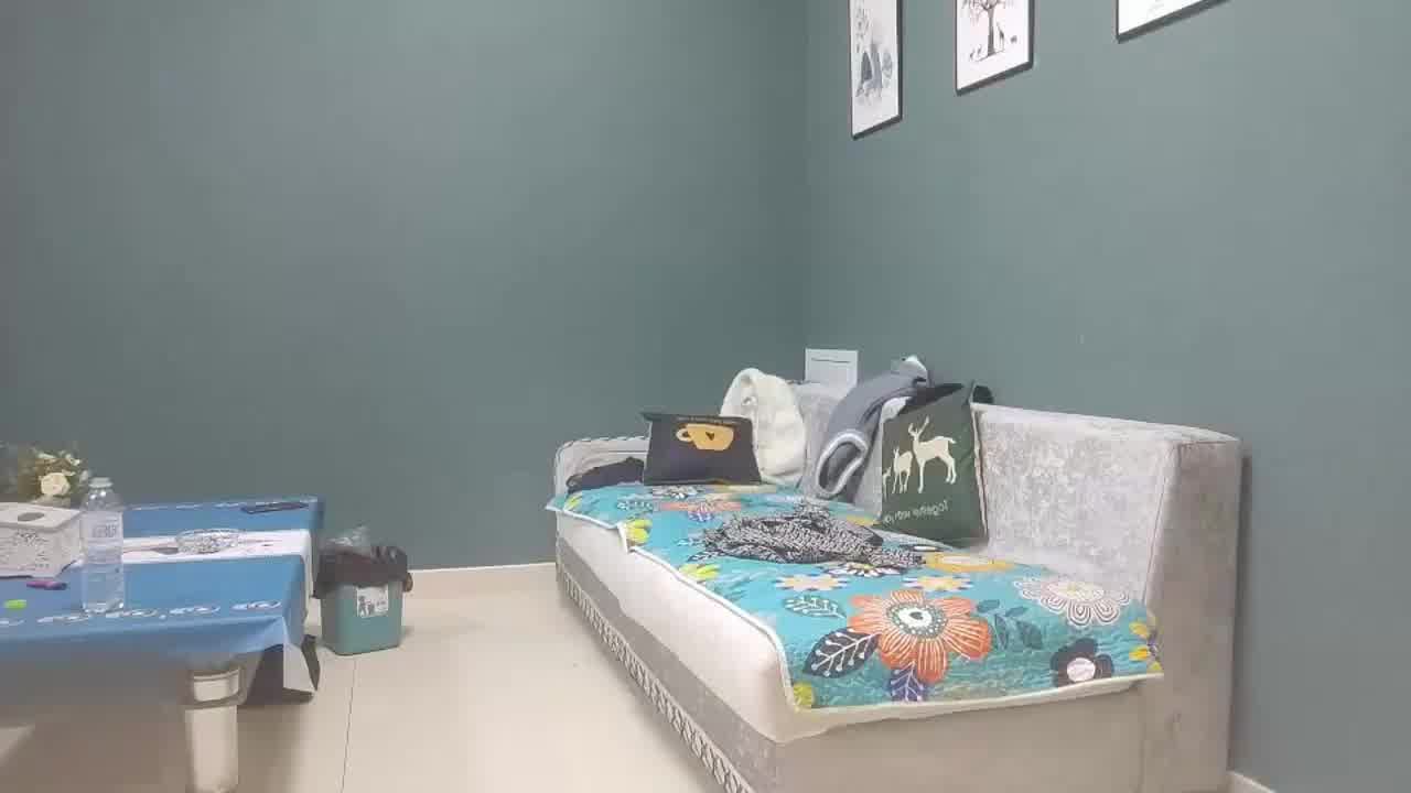  【熟女阿姨】快来操我弄的我受不了难受，骚逼抠的求操，抓住鸡吧往逼塞，小伙猛操最后连连求饶。 的剧照5