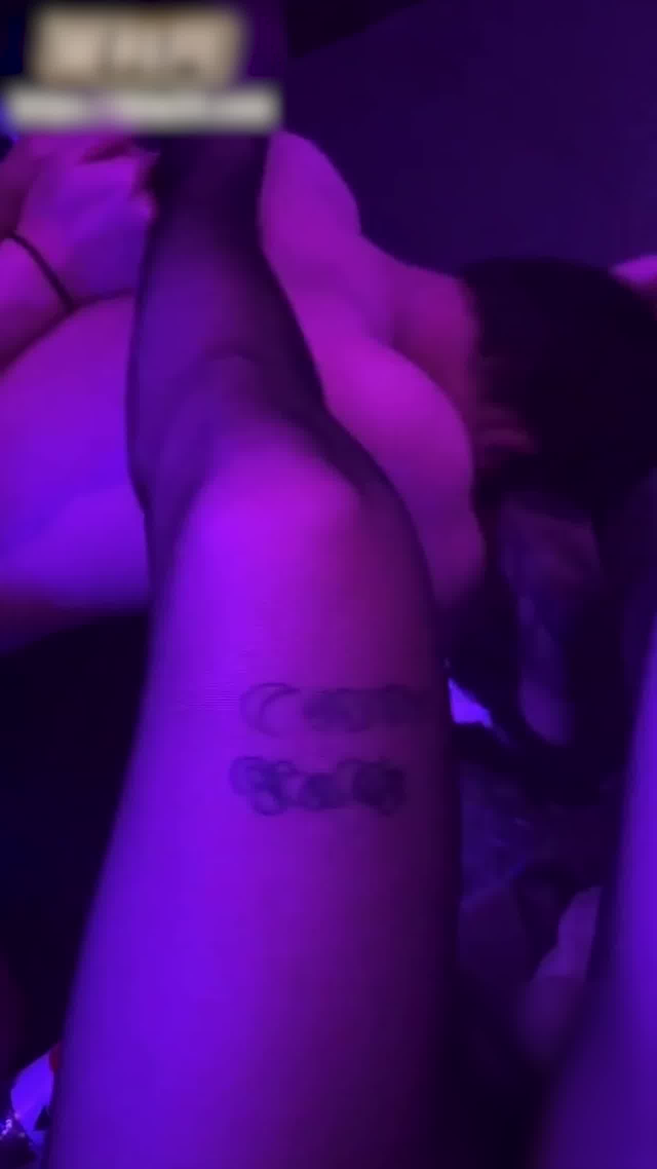  长沙海底捞战神暴打港独男女主 姜颜 早期推特黑历史被扒 3p视频被曝光 纹身实锤！ 的剧照10