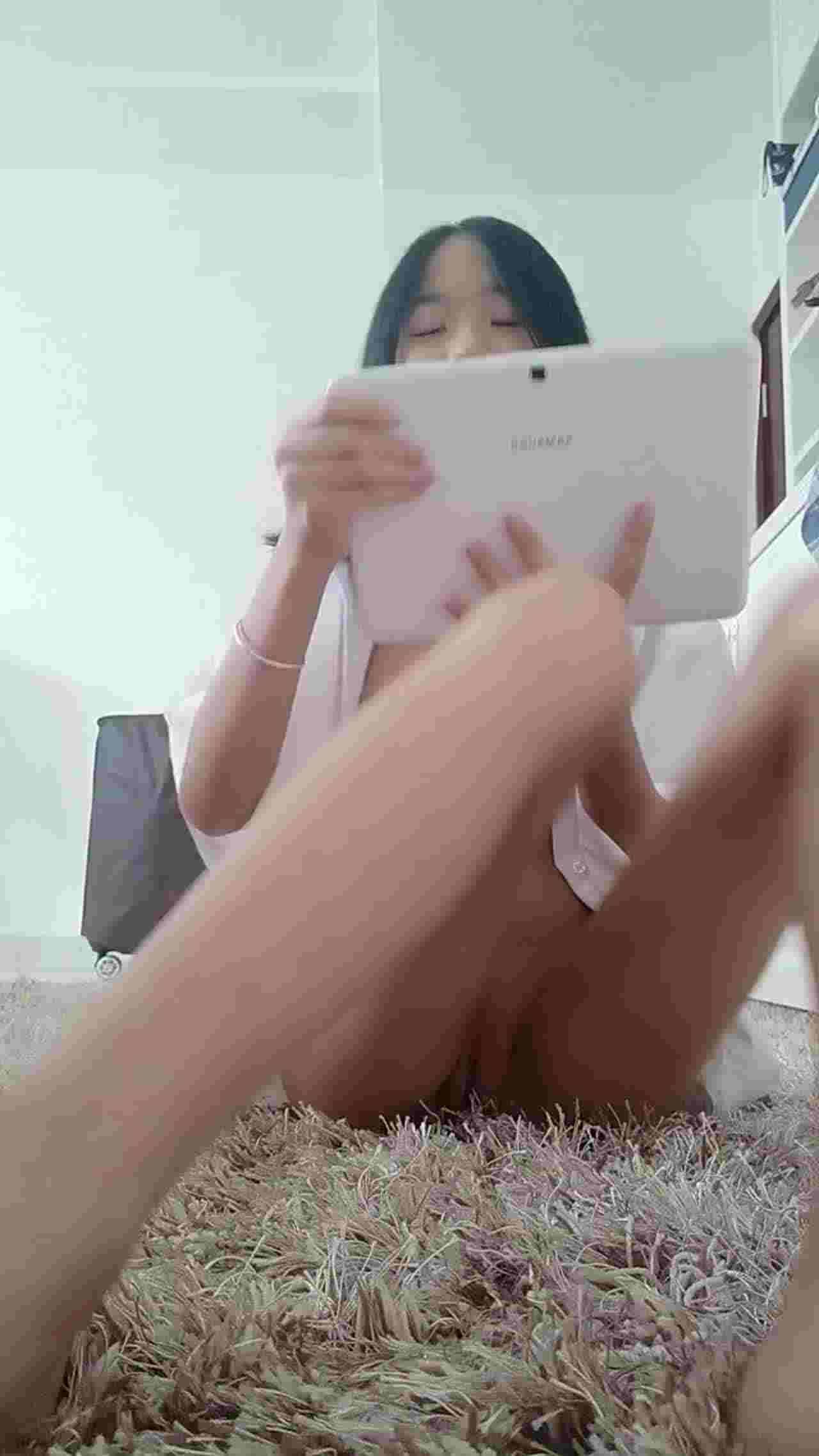  【小天使系列】一边自慰一边回答网友问题，整根笔都被插湿了。第一次做爱，为什么自慰，交男友不要大鸡巴 的剧照2