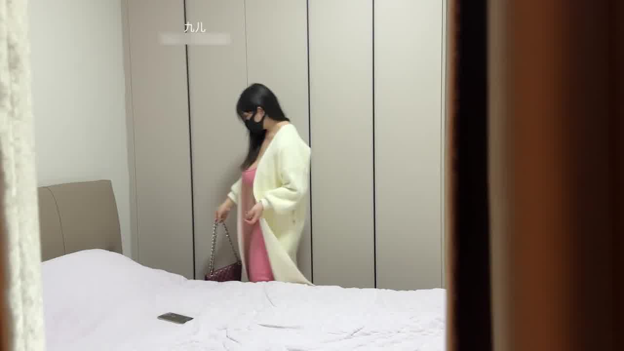  自购入狱绝版系九儿-偷窥福利姬的一天，每天下班回家先自慰，骑乘假鸡巴太妖娆了！爽完后才开始洗澡入睡 的剧照4