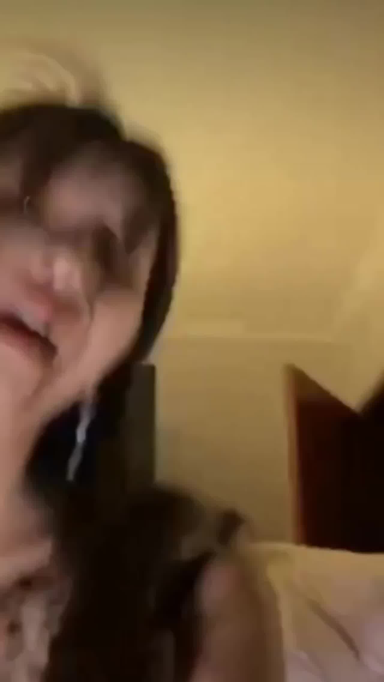  黑丝姐姐发情了 来个哥哥拯救一下 的剧照5