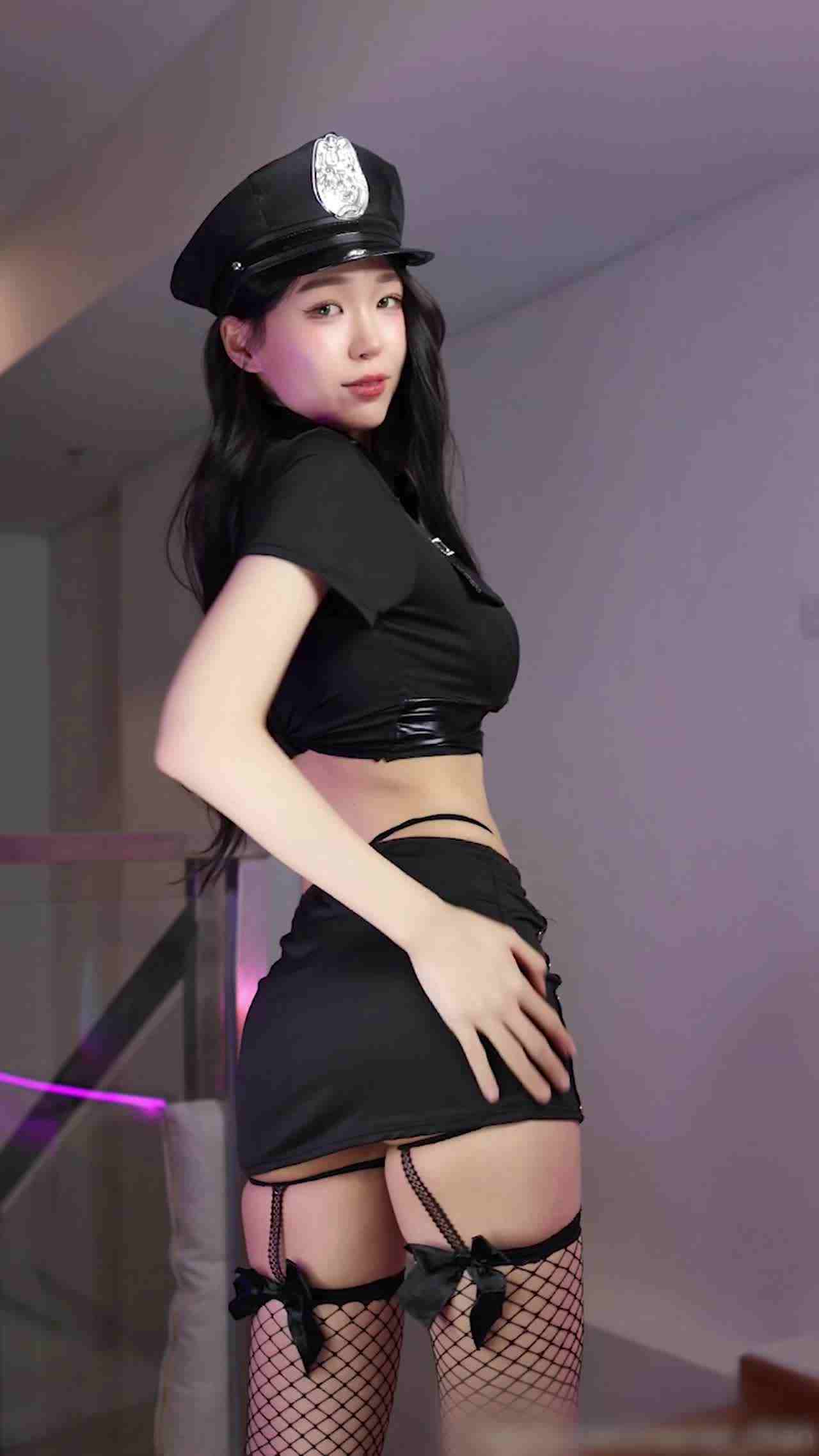  meriolchan 极品女警自慰高潮 的剧照2