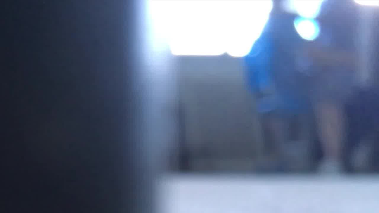  高中情侣在没人的教室做爱，无套内射，听到点动静立马起身穿裤子，差点被发现 的剧照7