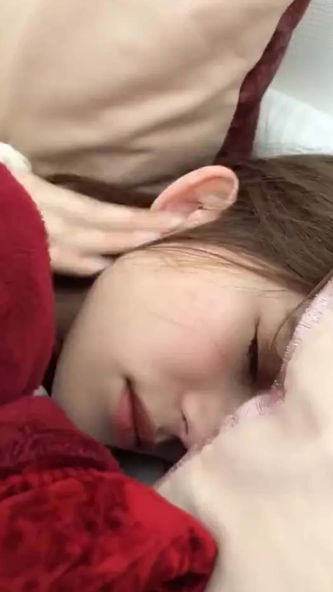  漂亮马子在睡觉硬是给她摸起来操一炮 的剧照3