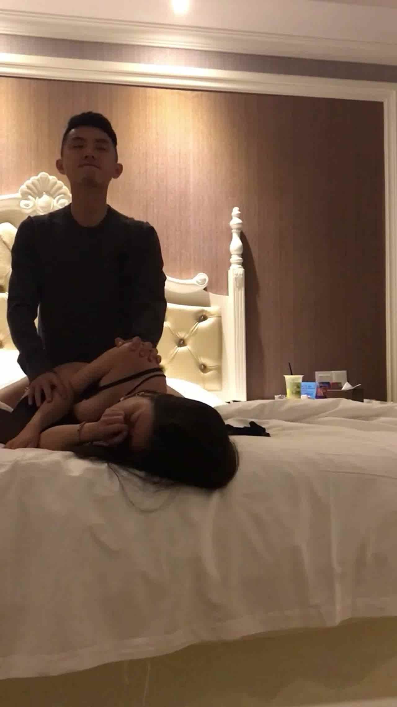  ✨高颜值情侣宾馆大战✨极品女主被套上狗圈，如母狗一般吃大屌，被各种姿势狂艹，嗷嗷乱叫！ 的剧照1