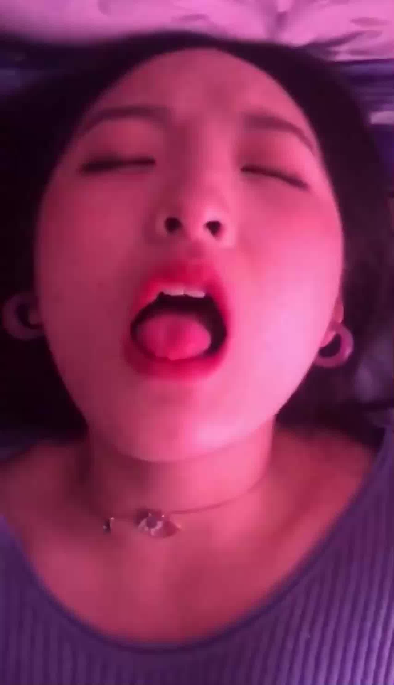  很骚的学生妹还是白虎哦，被肏得淫荡放声叫床，就是要这样艹才过瘾！ 的剧照1