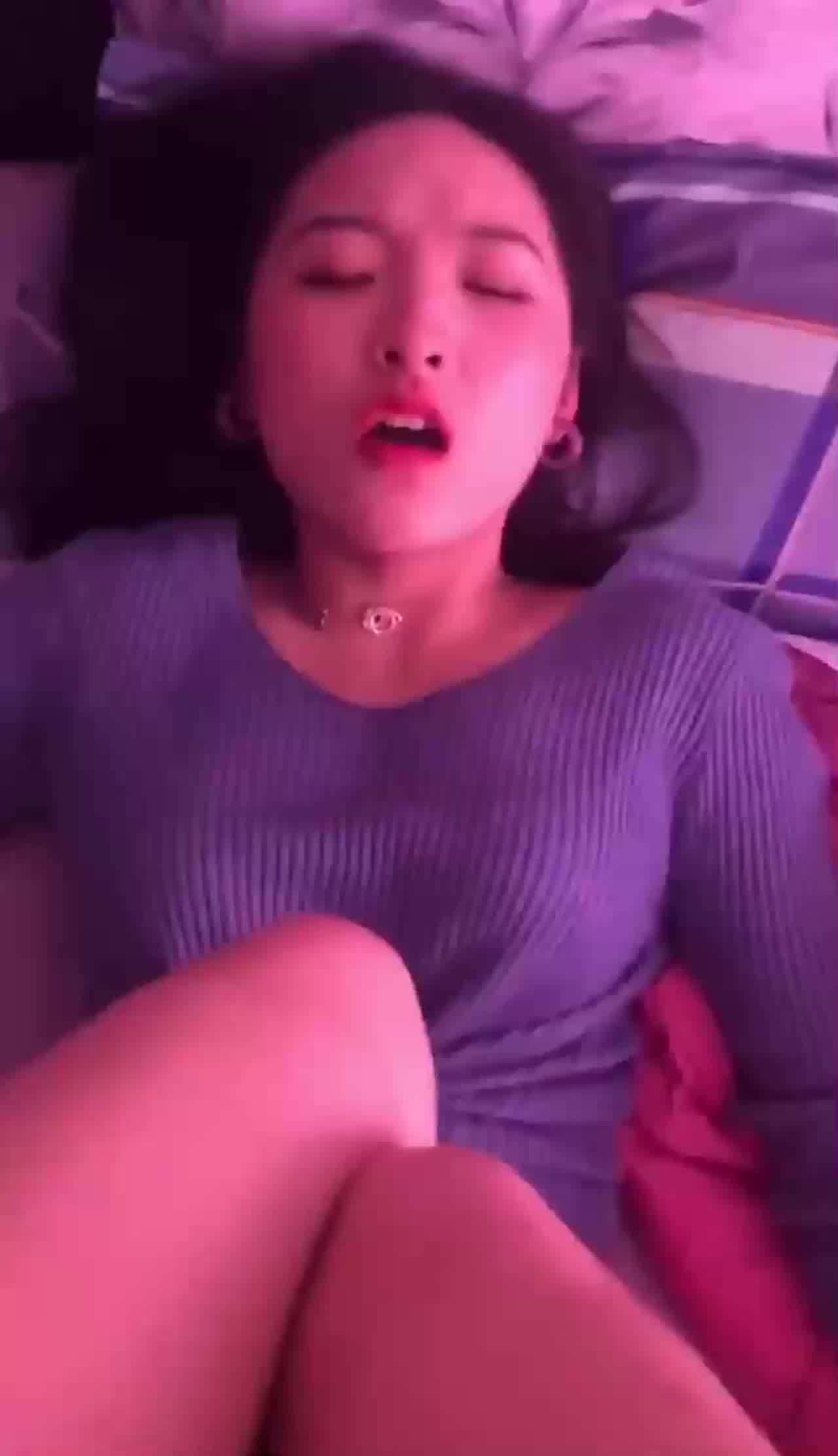  很骚的学生妹还是白虎哦，被肏得淫荡放声叫床，就是要这样艹才过瘾！ 的剧照6