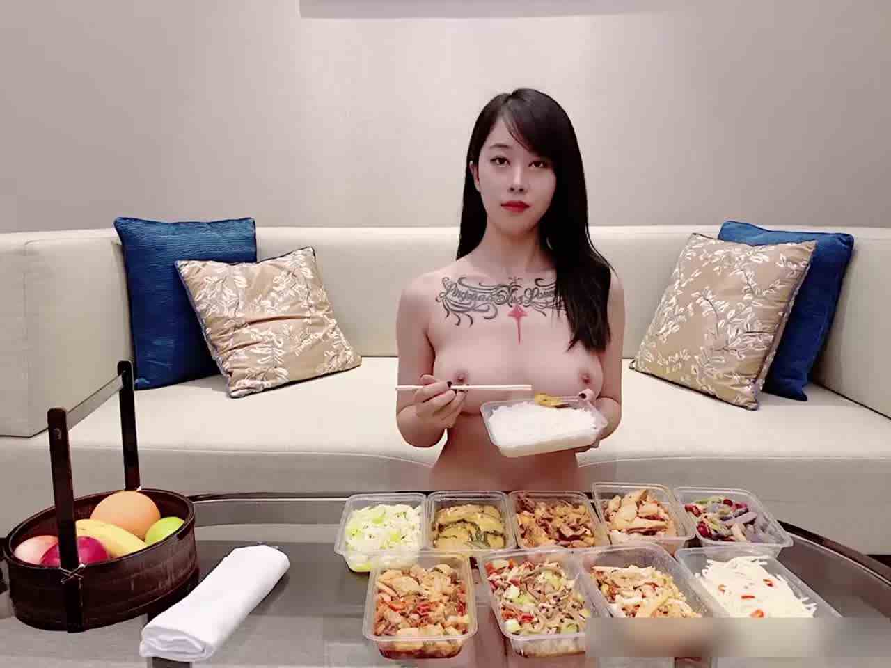  筷子先碰一下乳头再吃会更美味 的剧照8