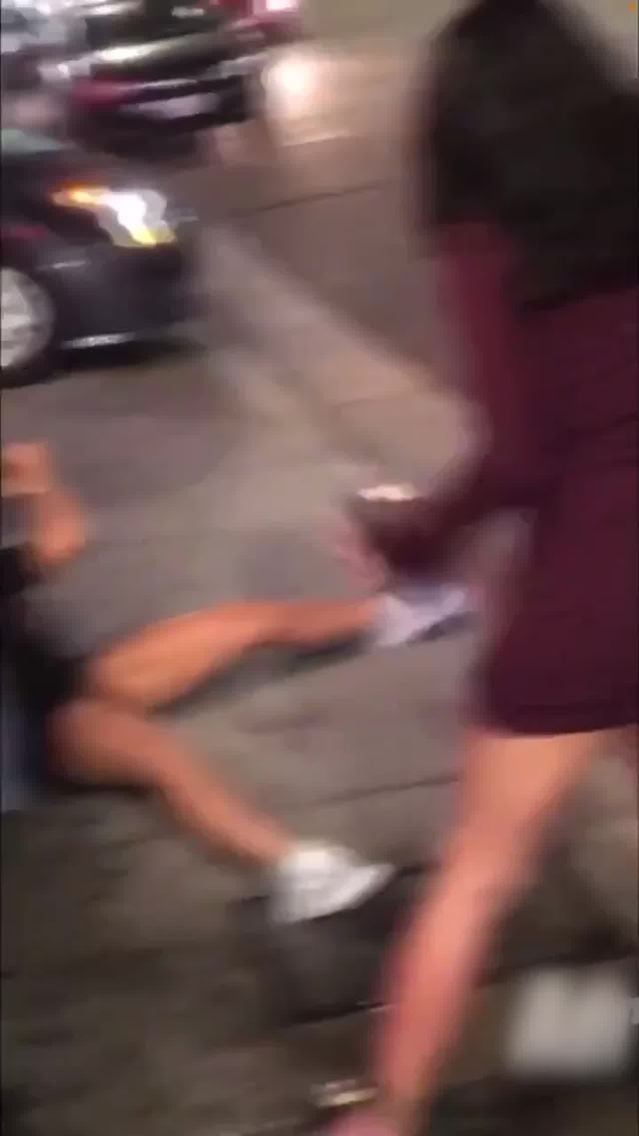  喝醉小母狗路边乱撒尿 的剧照4