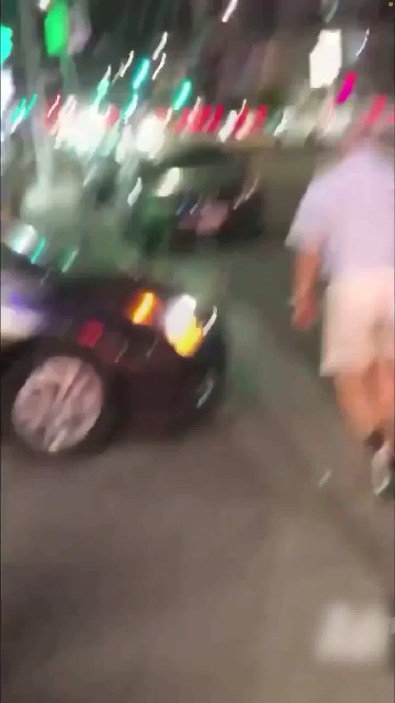  喝醉小母狗路边乱撒尿 的剧照8