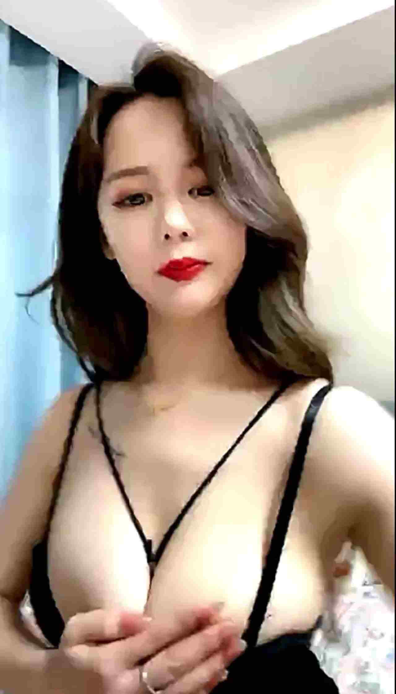  极品美乳女神关之琳直播自摸 的剧照5