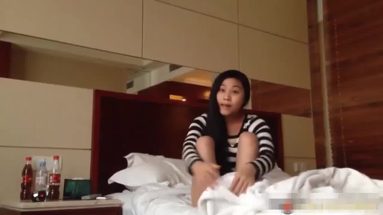  洋老外在著名的红灯区又一次找了两位90后打工妹来爽一爽 的剧照8