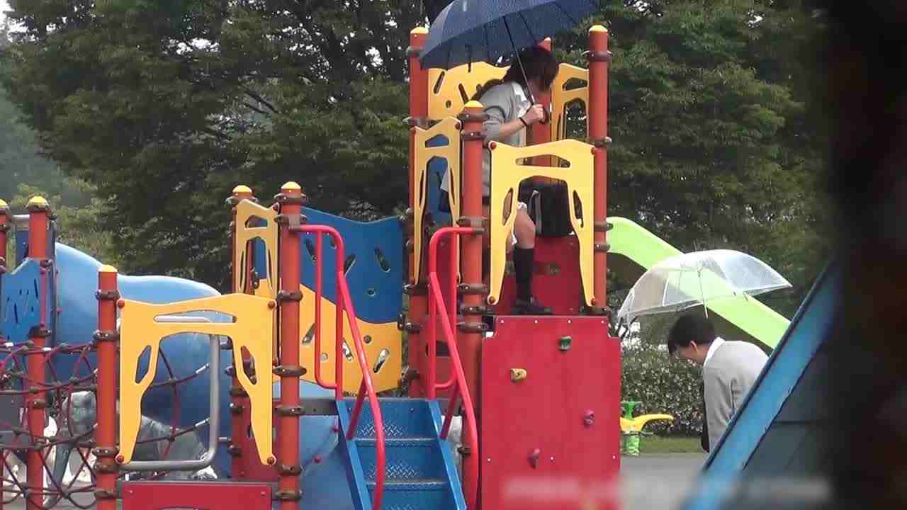  露出放尿，霓虹高中生雨天在游乐园放尿，真皮又骚气 的剧照3