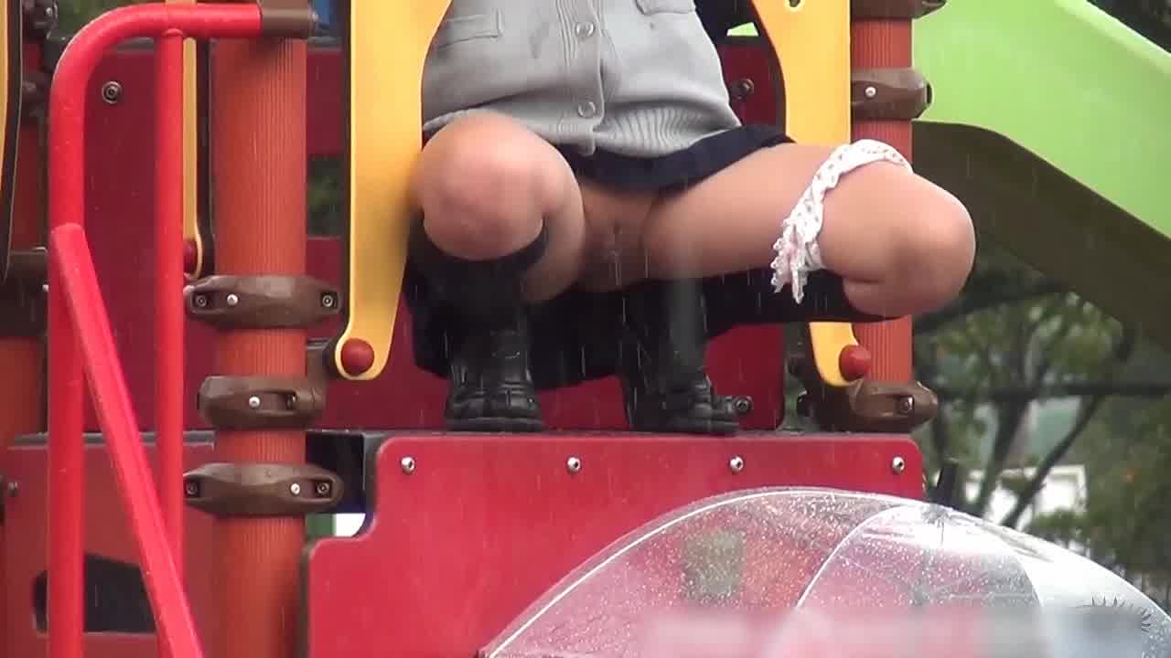  露出放尿，霓虹高中生雨天在游乐园放尿，真皮又骚气 的剧照9