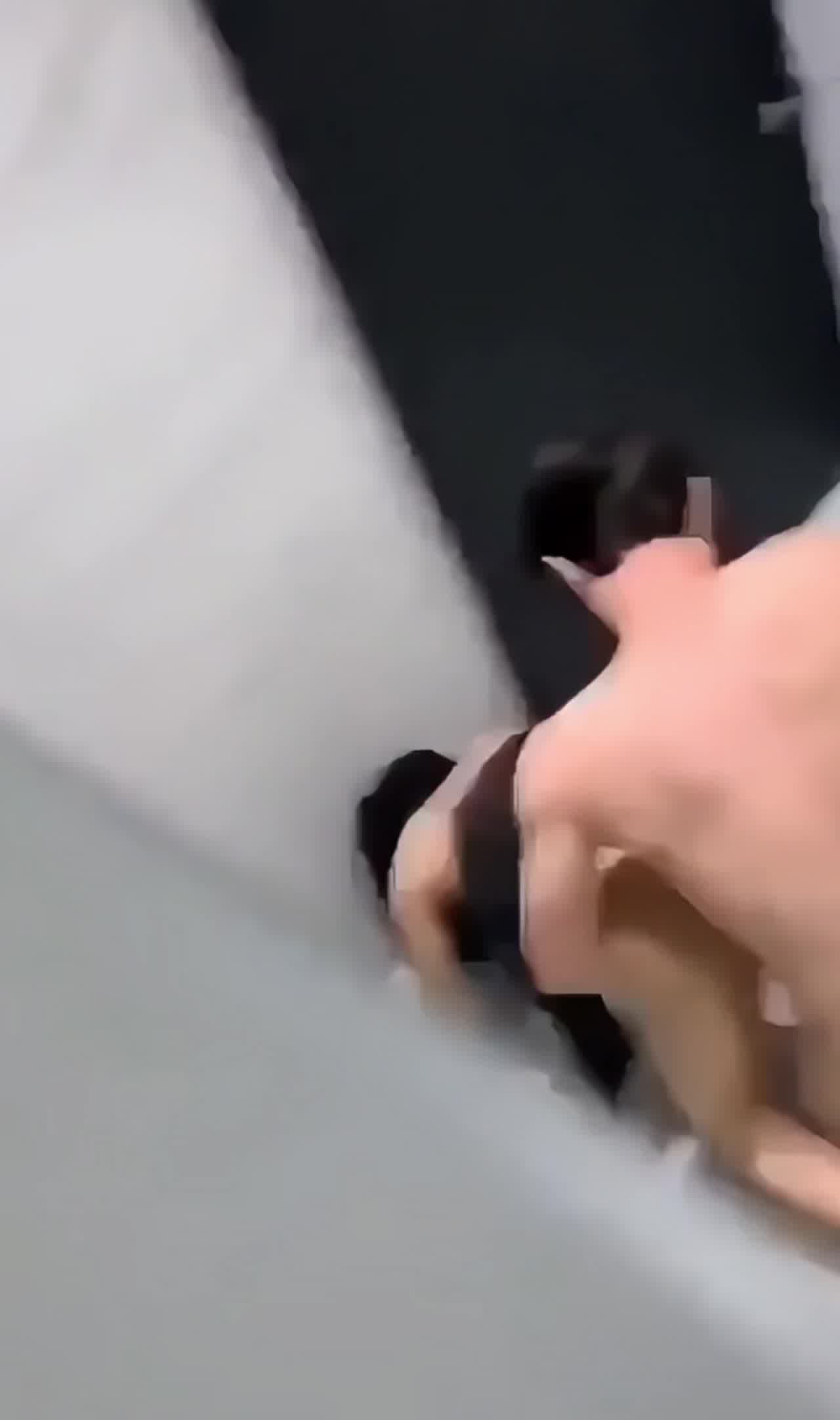  朋友在夜店玩弄被我们抓到 的剧照4