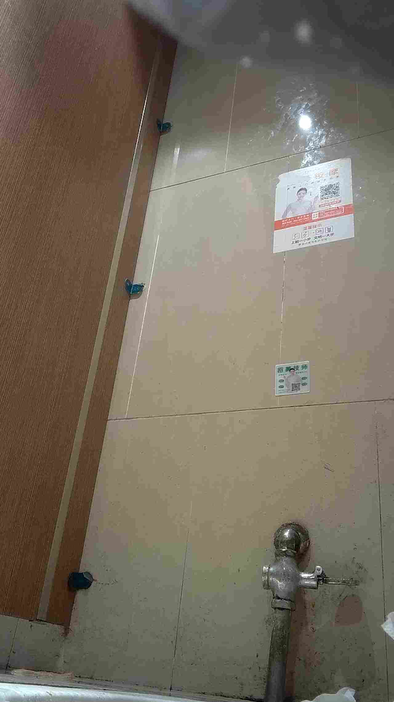  厕所偷拍蓝领小姐姐月经来还有垫片 的剧照8