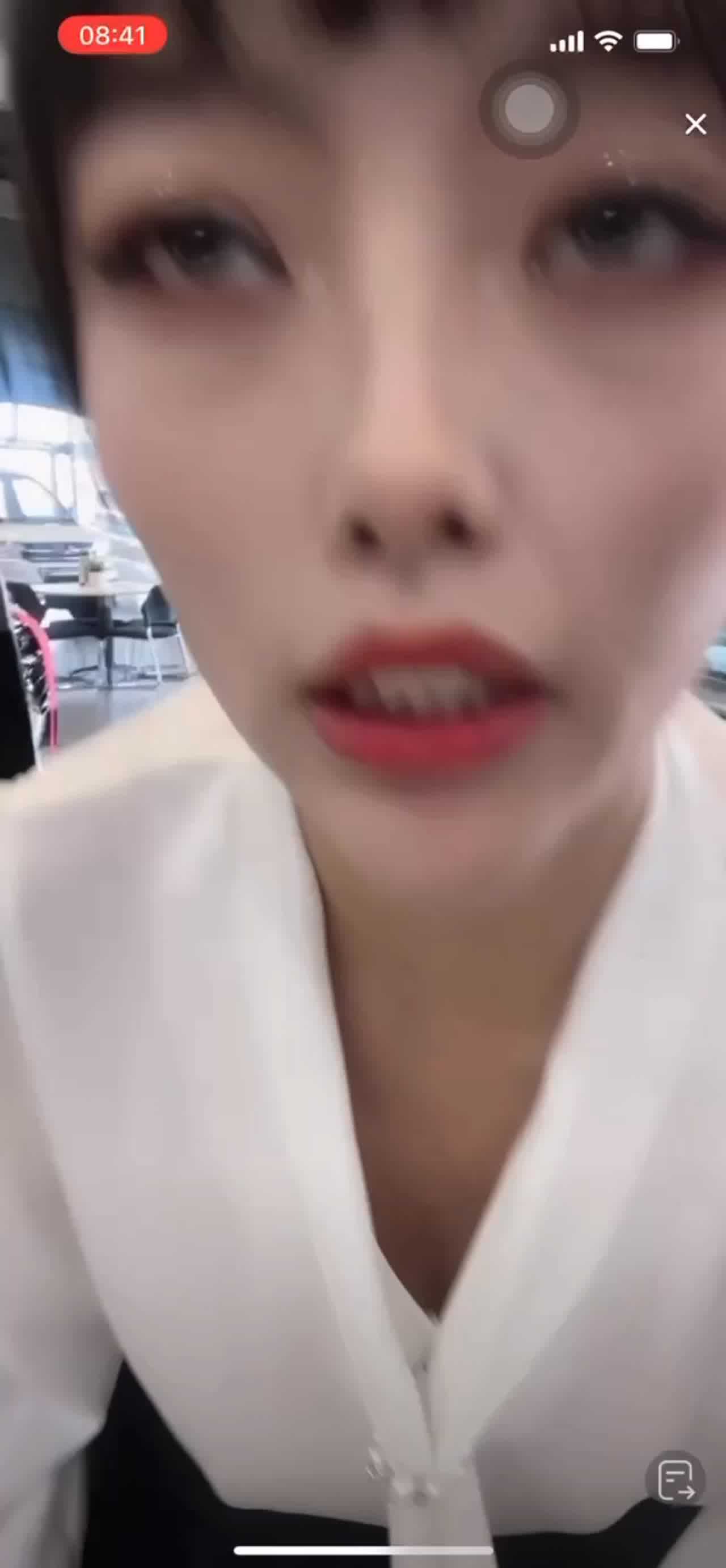  抖音快手走光系列-女销售走光 的剧照8