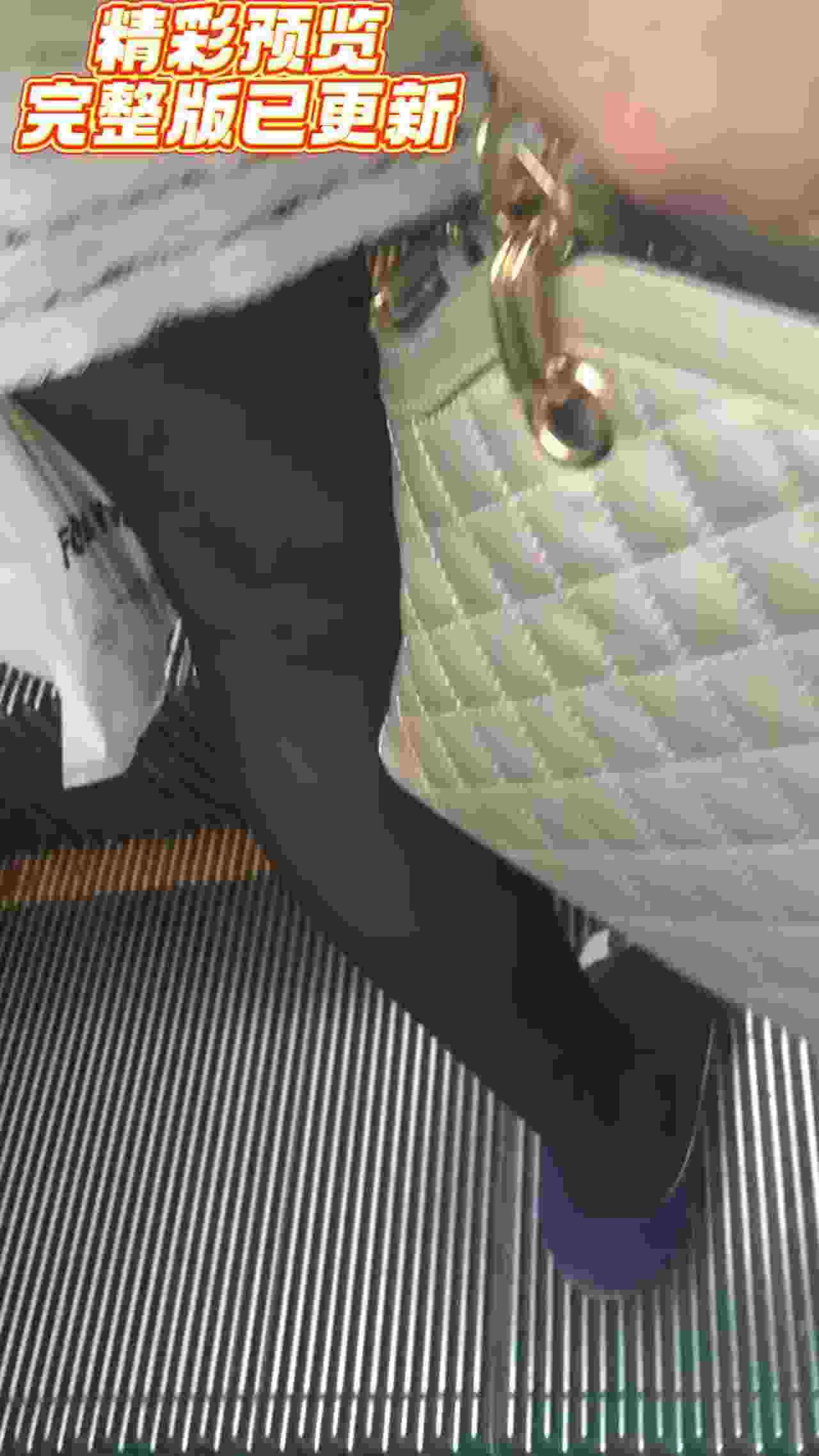  【重磅黑料】户外大神尾随美女，掏出鸡巴就对臀部喷射精液！：美女不好意思弄了点奶在你腿上，借机摸大腿。 的剧照10