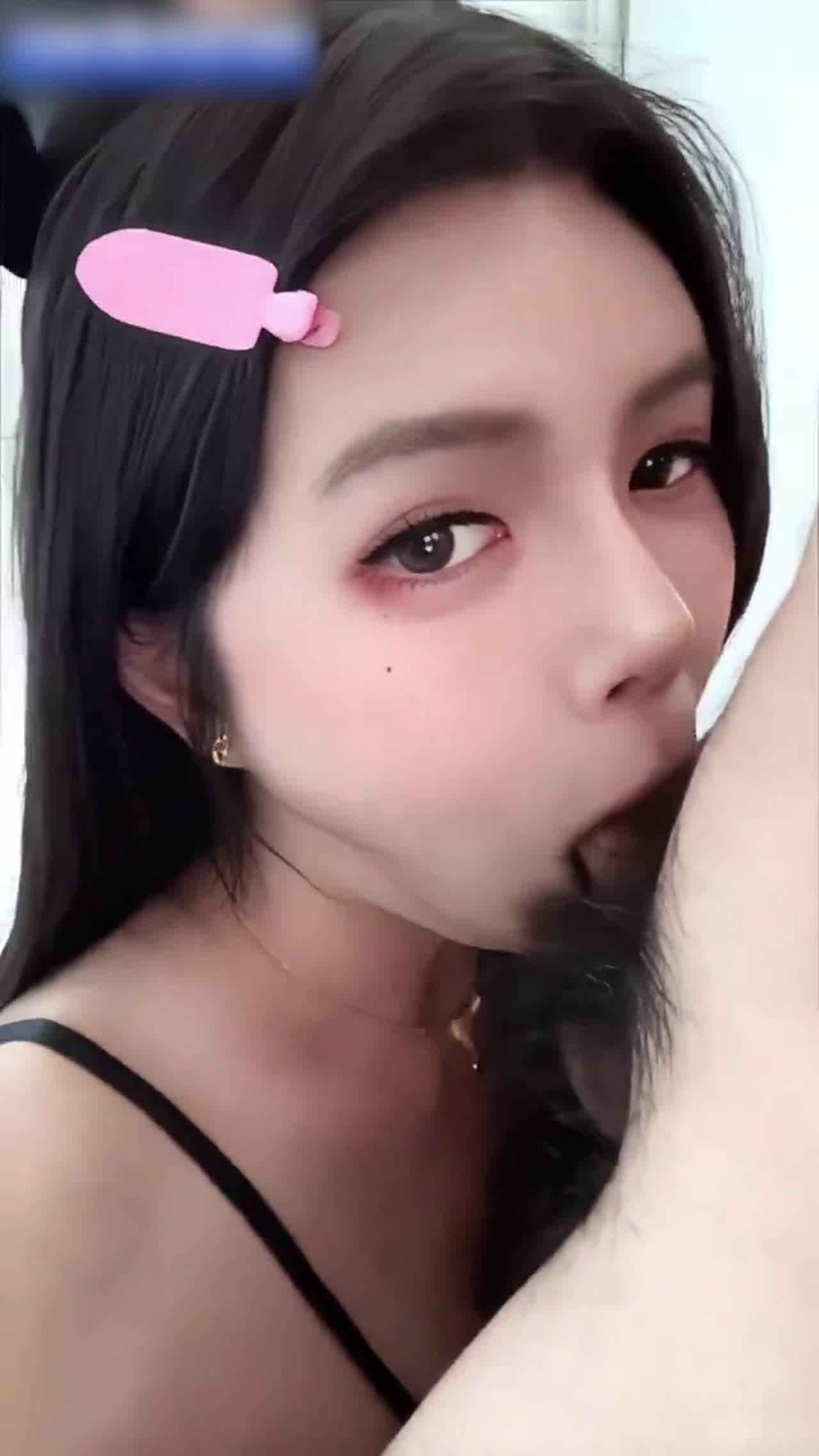  南宝一字马被顶到墙上操，这表情超禁欲值得一插 的剧照1